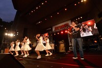 左からアイドルネッサンス、YO-KING（撮影：三浦憲治＆TEAM LIGHTSOME）。