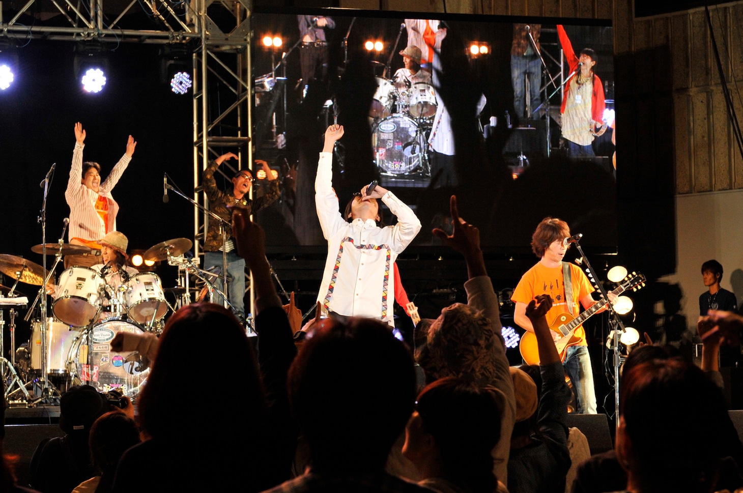 「SMA 40th YO-KING 奥田民生 presents “顧問豊作”YO-KING day『キングって、エライよね』」での真心ブラザーズ（撮影：三浦憲治＆TEAM LIGHTSOME）。