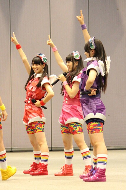 左から秋本帆華、安藤ゆず、大黒柚姫。