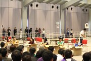 「ひまつぶし」特典会 大阪会場でプレゼントBOXに収まるチームしゃちほこ。