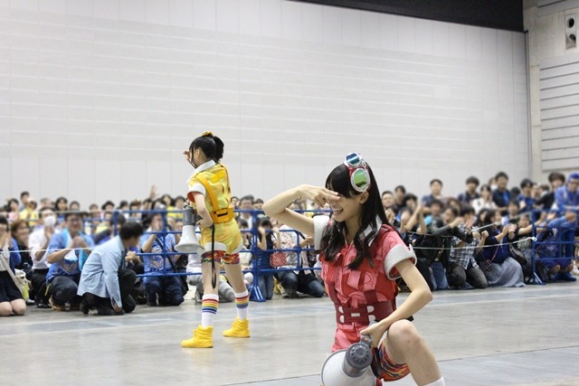 「ひまつぶし」特典会 横浜会場で「colors」を披露するチームしゃちほこ。