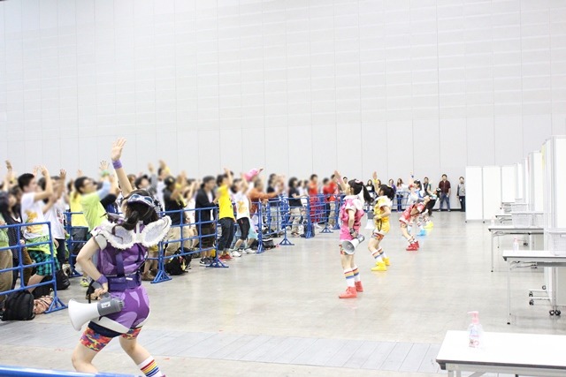 「ひまつぶし」特典会 横浜会場で「抱きしめてアンセム」を披露するチームしゃちほこ。