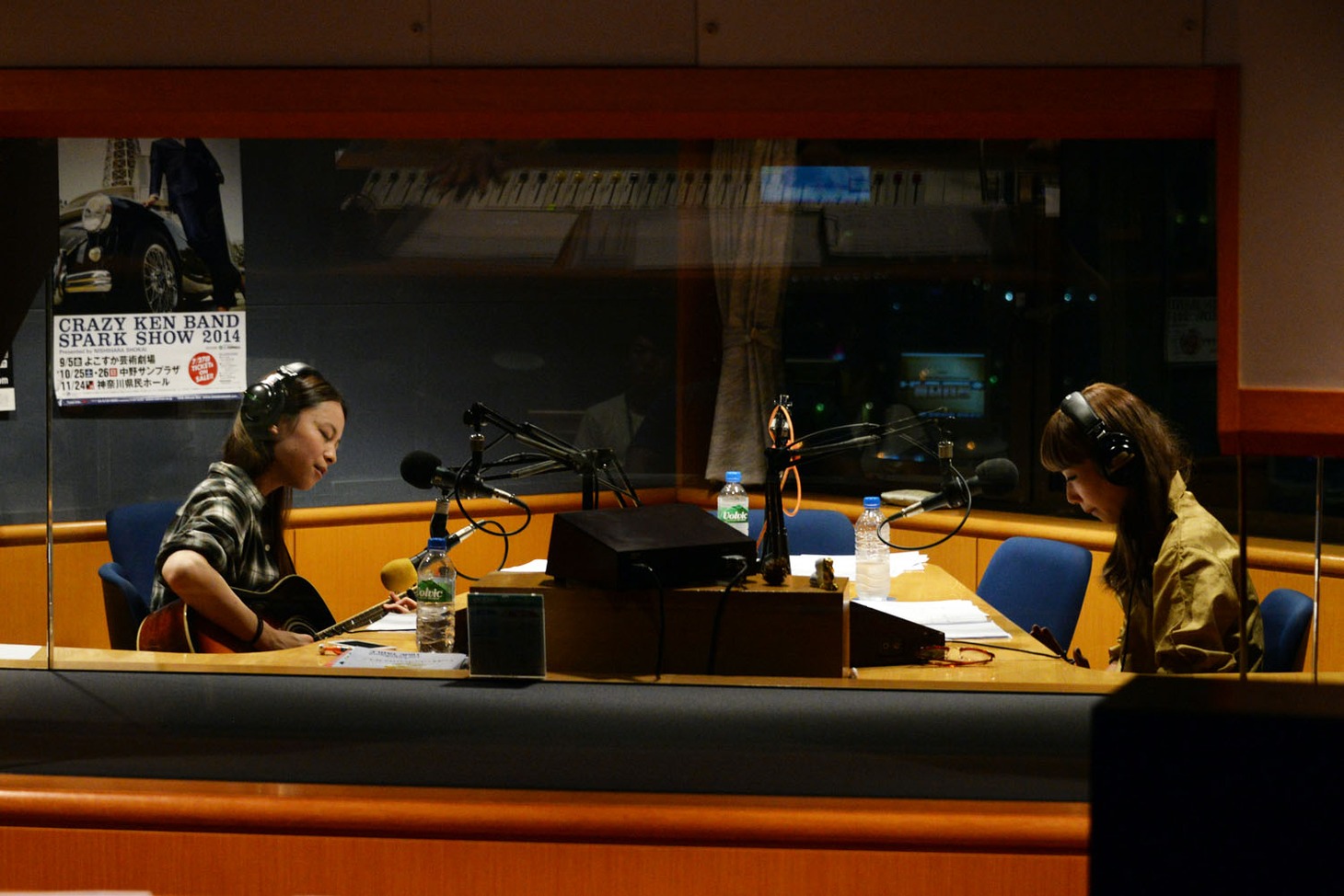 「YOKOHAMA RADIO APARTMENT 片平里菜のカタコトラジオ」オンエア中の様子。