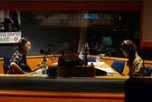 「YOKOHAMA RADIO APARTMENT 片平里菜のカタコトラジオ」オンエア中の様子。