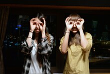 左から片平里菜、佐藤千明。