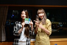 左から片平里菜、佐藤千明。