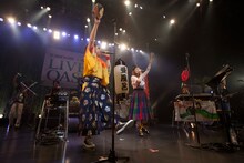 「きらきら武士」を披露するレキシとEGO-WRAPPIN' AND THE GOSSIP OF JAXX。 （撮影：仁礼博）