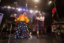 「きらきら武士」を披露するレキシと中納良恵（EGO-WRAPPIN'）。 （撮影：仁礼博）