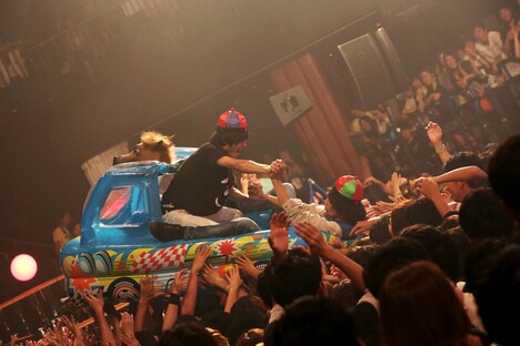 「N'夙川BOYS presents ロックンロール三国志?っと! II ~黄巾ゾックゾクの乱~」の様子。(撮影:後藤壮太郎)