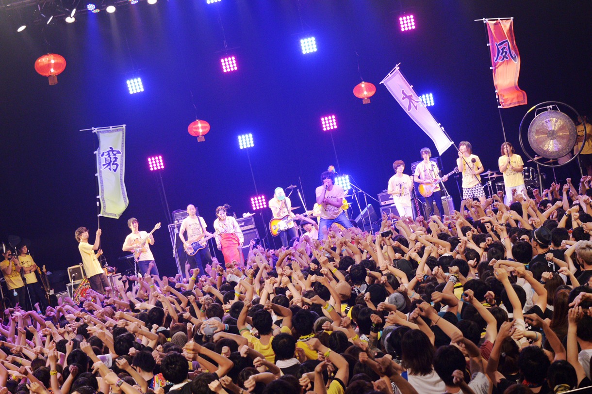 「N'夙川BOYS presents ロックンロール三国志？っと！ II ～黄巾ゾックゾクの乱～」の様子。（撮影：後藤壮太郎）