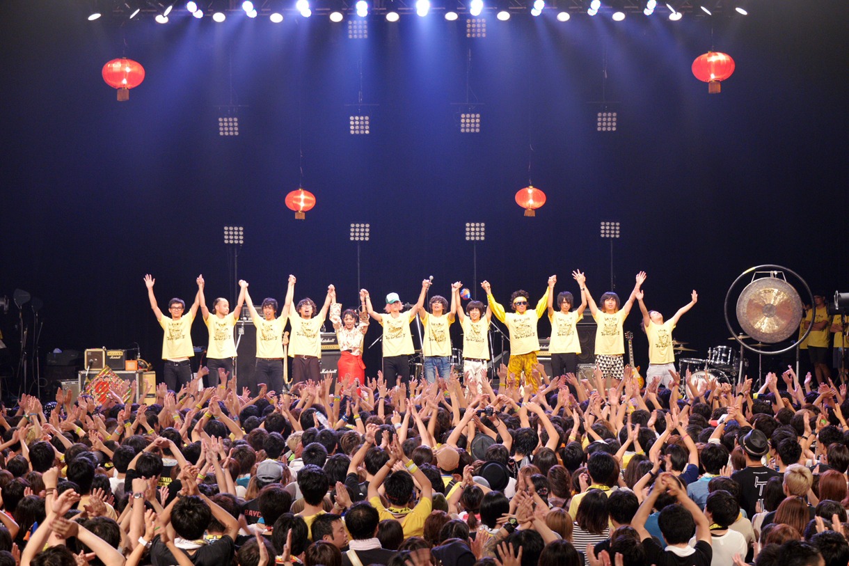 「N'夙川BOYS presents ロックンロール三国志？っと！ II ～黄巾ゾックゾクの乱～」の様子。（撮影：後藤壮太郎）