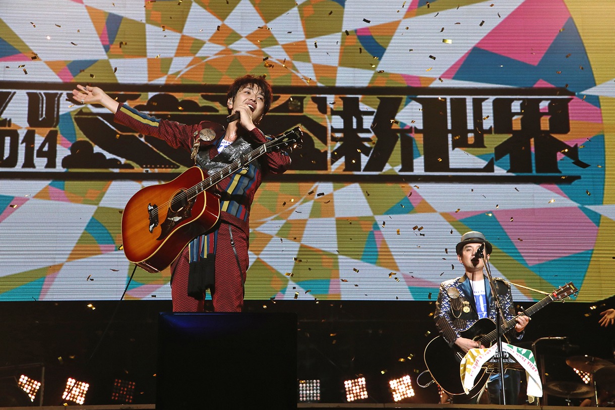 ゆず「YUZU ARENA TOUR 2014 新世界 追加公演」神奈川・横浜アリーナ公演の様子。