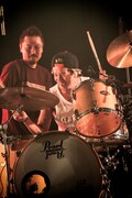 NAMBA69のSAMBU（Dr, Cho）が10-FEETのライブにてドラムをプレイする様子。（Photo by HayachiN）