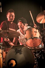 NAMBA69のSAMBU（Dr, Cho）が10-FEETのライブにてドラムをプレイする様子。（Photo by HayachiN）