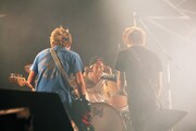 NAMBA69のSAMBU（Dr, Cho）が10-FEETのライブにてドラムをプレイする様子。（Photo by Kiraba Makoto）