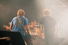 NAMBA69のSAMBU（Dr, Cho）が10-FEETのライブにてドラムをプレイする様子。（Photo by Kiraba Makoto）