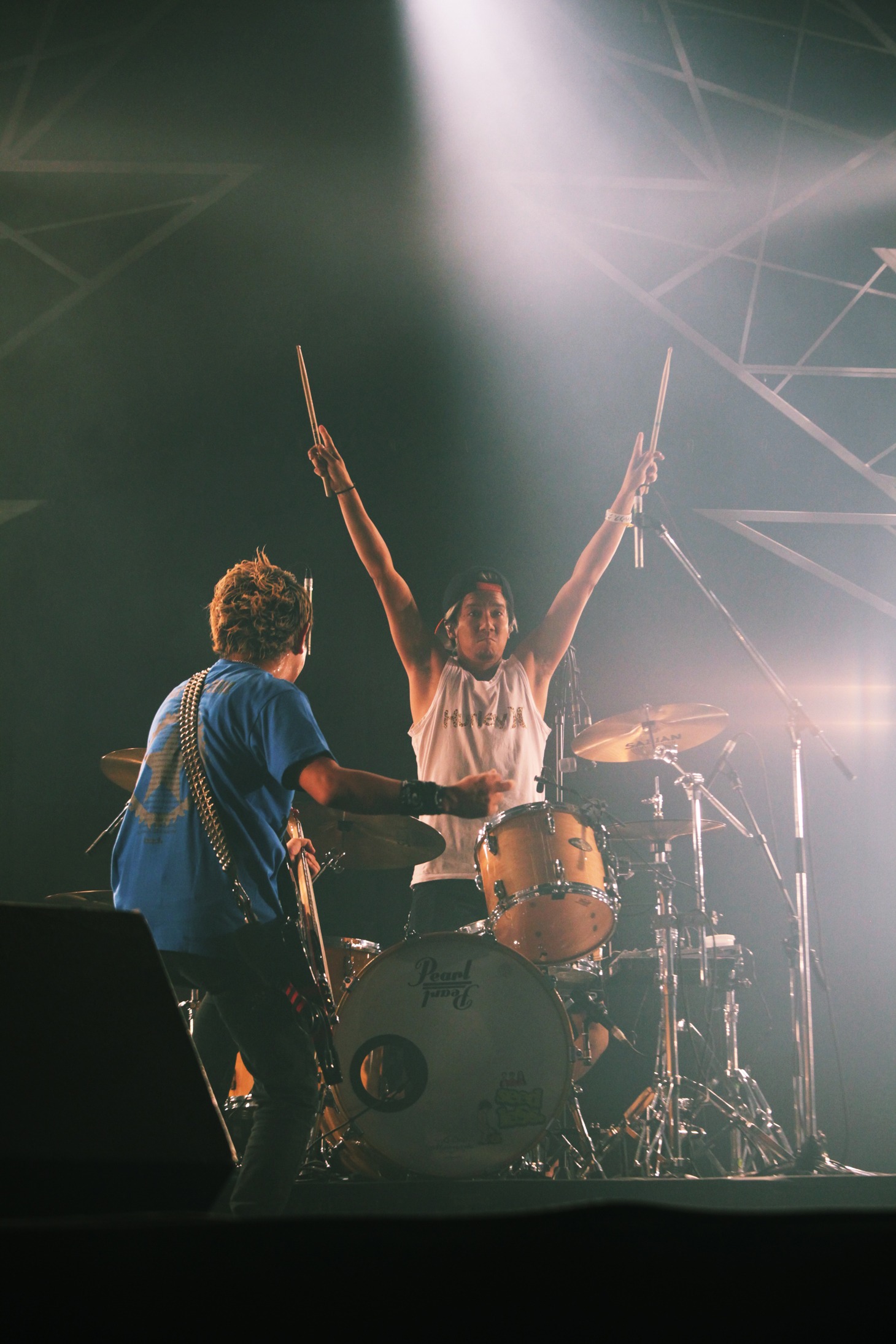 NAMBA69のSAMBU（Dr, Cho）が10-FEETのライブにてドラムをプレイする様子。（Photo by Kiraba Makoto）
