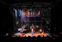 「小室哲哉 featuring 坂本美雨」Billboard Live TOKYO公演の様子。