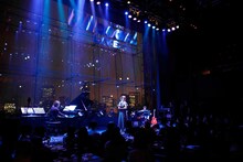 「小室哲哉 featuring 坂本美雨」Billboard Live TOKYO公演の様子。