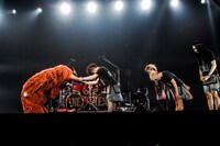 ムックから表彰状を受け取るムックのミヤ。（撮影：Yukihide"JON..."Takimoto / 木村泰之）