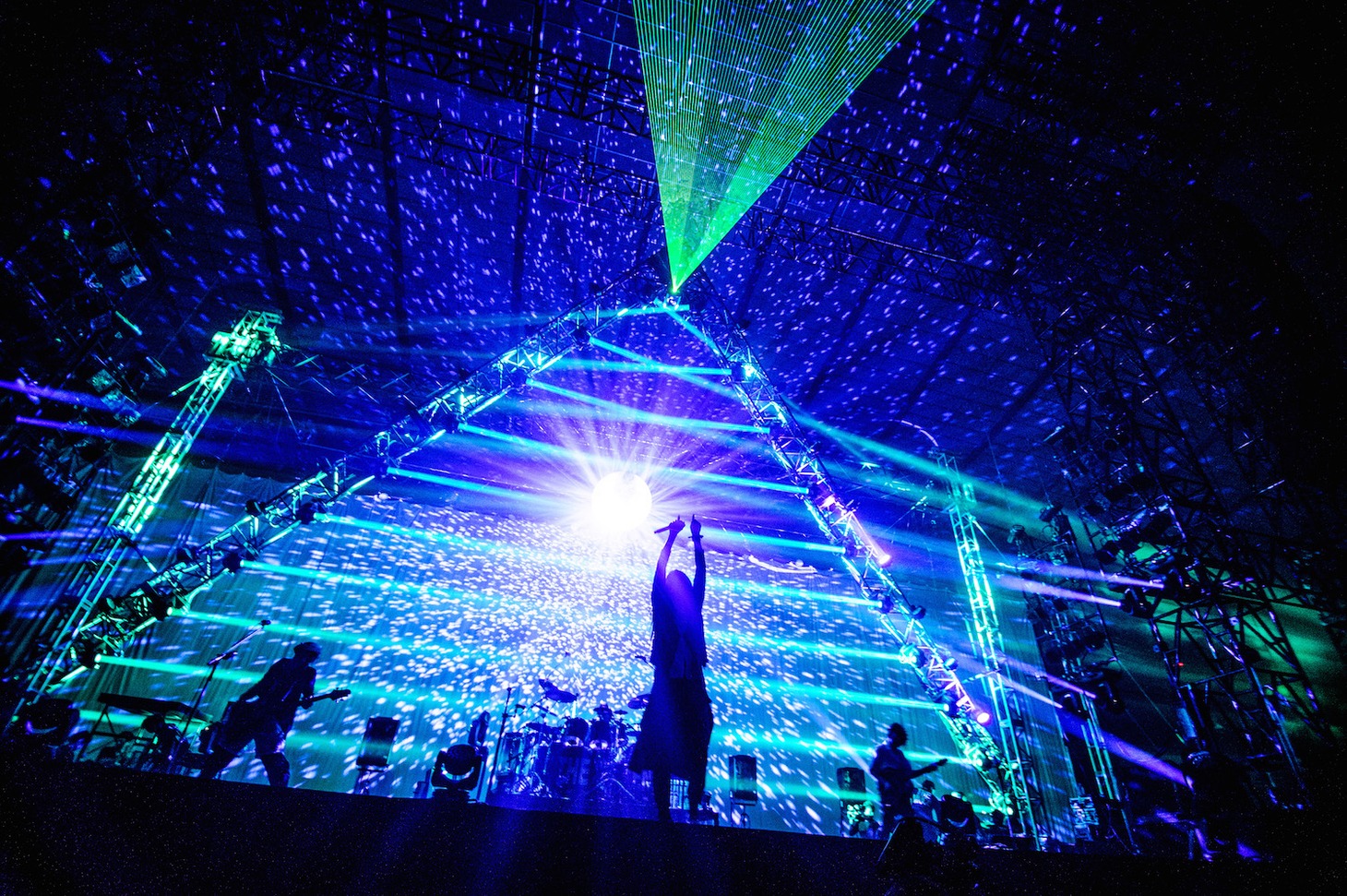 ムック「SIX NINE WARS -ぼくらの七ヶ月間戦争- Final Episode『THE END』」の様子。（撮影：Yukihide"JON..."Takimoto / 木村泰之）