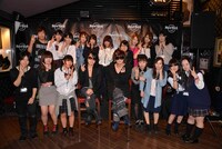 ファンに囲まれるVAMPS。（撮影：今元秀明）