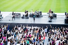 9月21日に宮城・ひとめぼれスタジアム宮城で行われた「TAKURO MOBILE MEETING」公開収録の様子。