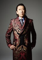 「布袋寅泰ぴあ」グラビアのワンカット。 (c)ぴあ / 皆川聡