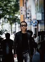 「布袋寅泰ぴあ」グラビアのワンカット。 (c)ぴあ / 皆川聡