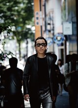 「布袋寅泰ぴあ」グラビアのワンカット。 (c)ぴあ / 皆川聡