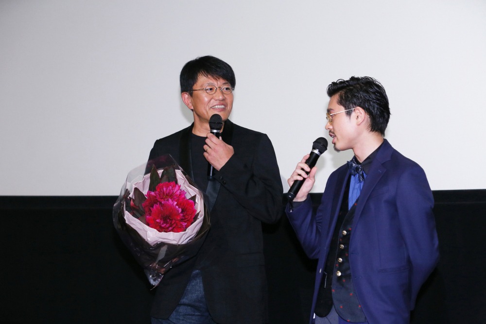 左から板谷栄司、ハマ・オカモト（B / OKAMOTO'S）。