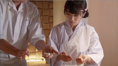 秋元真夏 個人PVのワンシーン。