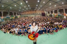 安城学園高等学校の生徒たちと記念撮影をする大原櫻子。