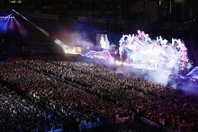 ポルノグラフィティ「神戸・横浜ロマンスポルノ'14 ～惑ワ不ノ森～」の様子。