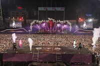 ポルノグラフィティ「神戸・横浜ロマンスポルノ'14 ～惑ワ不ノ森～」の様子。