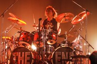 SATOち（Dr）（撮影：Yukihide"JON..."Takimoto / 木村泰之）