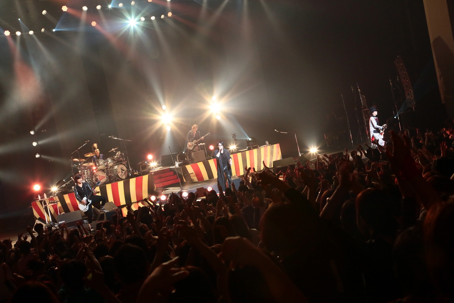 BUCK-TICK「TOUR2014 或いはアナーキー」東京・NHKホール公演の様子。