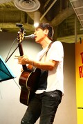 寺岡呼人によるアコースティックライブの様子。