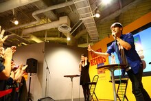 寺岡呼人 ALBUM「Baton」リリース記念イベント「FM COCOLO“CIRCLE OF MUSIC”公開録音イベント」の様子。