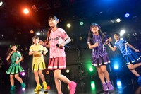 「たこやきレインボー ファーストワンマンライブ “はじめの一歩”」の様子。