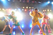 「たこやきレインボー ファーストワンマンライブ “はじめの一歩”」の様子。