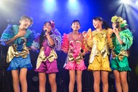 「たこやきレインボー ファーストワンマンライブ “はじめの一歩”」の様子。