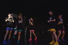 「たこやきレインボー ファーストワンマンライブ “はじめの一歩”」の様子。