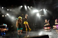 突然のサプライズ発表に泣き崩れるたこやきレインボー。