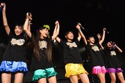 「たこやきレインボー ファーストワンマンライブ “はじめの一歩”」の様子。