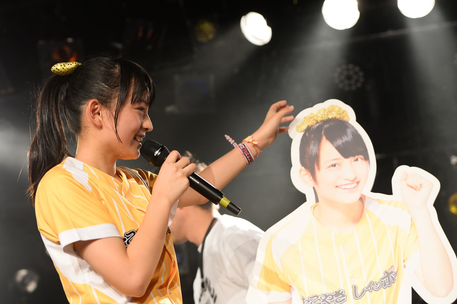 パネル化した自分を見つめる清井咲希。