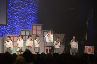 倉本美津留校長の似顔絵を描いた白井沙樹と白井を支持するさくら学院メンバー。