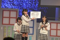 倉本美津留校長の似顔絵を描いた大賀咲希と大賀を支持するさくら学院メンバー。