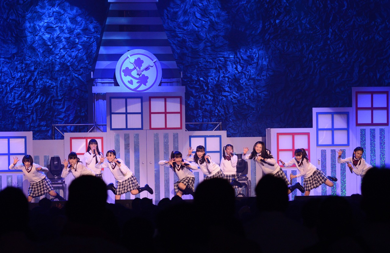 「アニマリズム」を披露するさくら学院。