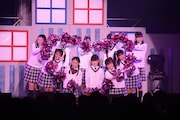 「ハートの地球（ほし）」を披露するさくら学院。